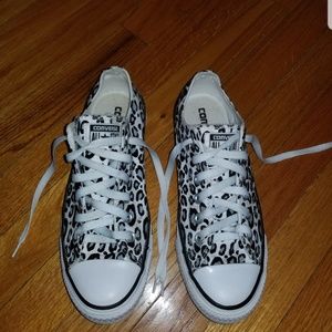 Leopard print low top converse